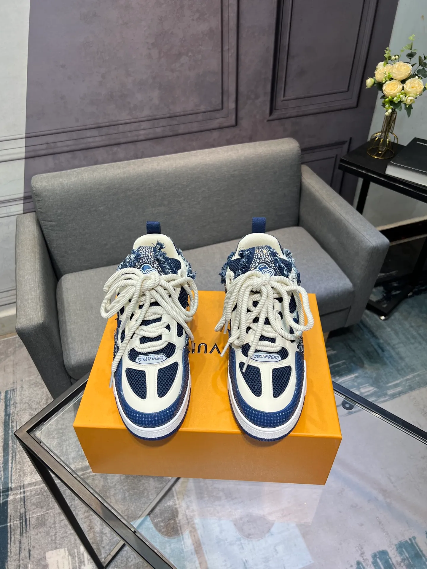 Men's men's shoes💰840 LV top version Jigglypuff new model Purchasing quality LV~Louis Vuitton LV TRAINER's best-looking sneakers, Donkey Brand strongly recommends new products, official website limited edition retro basketball sneakers! Both high-top and low-top models spent money to purchase 1:1 accurate reproductions of the originals. The details are invincible and full of sincerity. The imported custom-made original cowhide leather is the same as the original package. The details are 100% restored. The private model customizes the original one-piece TPU outsole. It is different from other brands. Without the original version, this effect cannot be achieved!                Men's and women's models 35-40 39-45 (46 is custom-made and cannot be returned or exchanged)